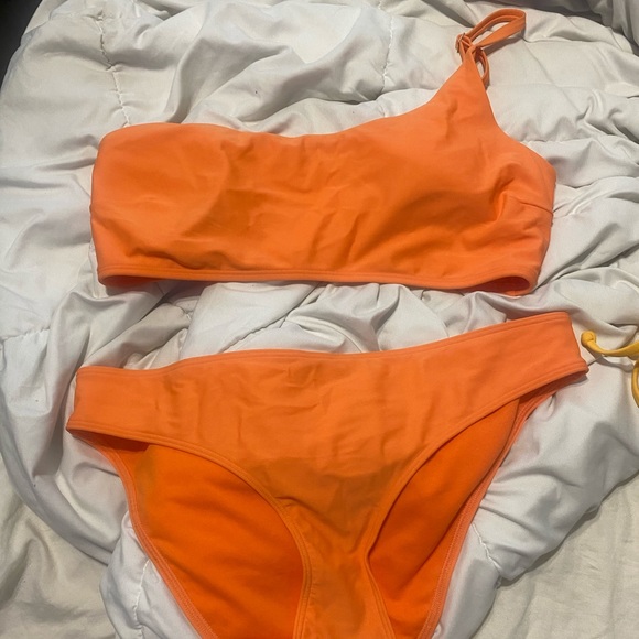 Bikini - Picture 1 of 1